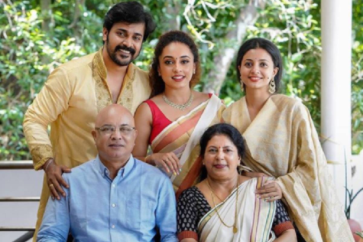  എല്ലാ തവണത്തെയും പോലെ ഇത്തവണയും ശ്രീനിഷ് ആണ് പേളിയുടെ ചിത്രം പങ്കുവെച്ചിരിക്കുന്നത്.ചിത്രത്തിന് ആദ്യം കമന്റ് ചെയ്തിരിക്കുന്നതും ശ്രീനിഷ് തന്നെയാണ്.