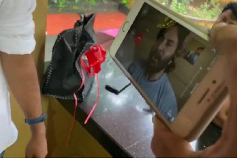  "മോൾക്ക് സന്തോഷമായോ? പിണക്കം ഒക്കെ മാറിയോ?" മമ്മൂക്കയുടെ ചോദ്യങ്ങൾക്ക് തല കുലുക്കി പീലിയുടെ മറുപടി. പിന്നാലെ നാണം കുണുങ്ങി ചിരിച്ചു. കൊറോണ ഒക്കെ പോയിട്ട് നേരിൽ കാണാം എന്നും മമ്മൂക്ക പറഞ്ഞതോടെ പീലിക്ക് വലിയ സന്തോഷമായി