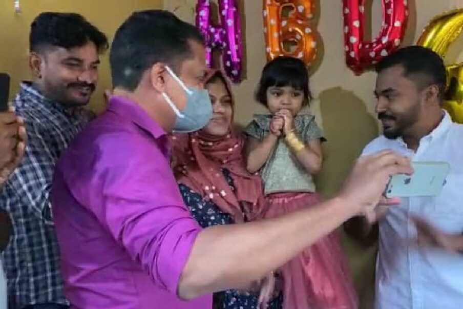  മമ്മൂട്ടിയുടെ പിറന്നാൾ ആഘോഷത്തിന് കൊണ്ടുപോയില്ല എന്ന് പറഞ്ഞ് പീലി മോൾ എന്ന ദുവ കരഞ്ഞതിന്റെ വീഡിയോ മമ്മൂട്ടി തന്നെ സമൂഹ മാധ്യമങ്ങളിൽ പങ്ക് വെക്കുകയും അത് പിന്നീട് വൈറലാകുകയും ചെയ്തു