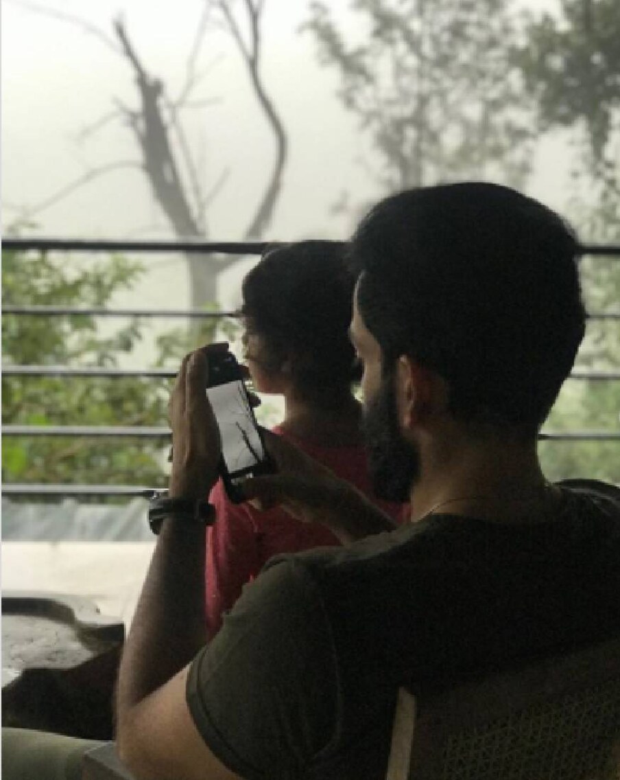  ഓണക്കാലത്ത് ഇത്തവണ വാഗമണിലായിരുന്നു പൃഥ്വിരാജും കുടുംബവും. രണ്ടു ദിവസം ഈ മലയോര പ്രദേശത്ത് താമസിച്ചാണ് കുടുംബം ഓണക്കാലം ചിലവിട്ടത്. അല്ലിമോൾ അച്ഛന്റെ മടിയിലിരുന്ന് കൊണ്ട് രസകരമായി പ്രകൃതിഭംഗി ആസ്വദിക്കുന്ന ചിത്രമാണിത്