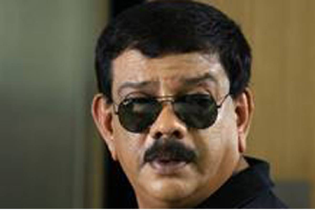  'ദി ക്യൂവിന്' നൽകിയ അഭിമുഖത്തിലാണ് പ്രിയദർശൻ പേരിൽ സംഭവിച്ച കാര്യത്തെപ്പറ്റി വിശദീകരിക്കുന്നത്. "ബോളിവുഡിലും മലയാളത്തിലും ഉള്‍പ്പെടെ ഏത് ഭാഷയിലും filmed by priyadarshan എന്നാണ് ഉപയോഗിക്കാറുള്ളത്. മരയ്ക്കാർ അറബിക്കടലിന്റെ സിഹം എന്ന സിനിമയില്‍ written and directed by priyadarshan എന്നുമാണ്. അനാമിക ടീസറും പ്രിയദര്‍ശന്‍ എന്ന പേരിലാണ്. സിനിമ പൂര്‍ത്തിയാക്കി സീ ഫൈവിന് കൈമാറുകയായിരുന്നു...