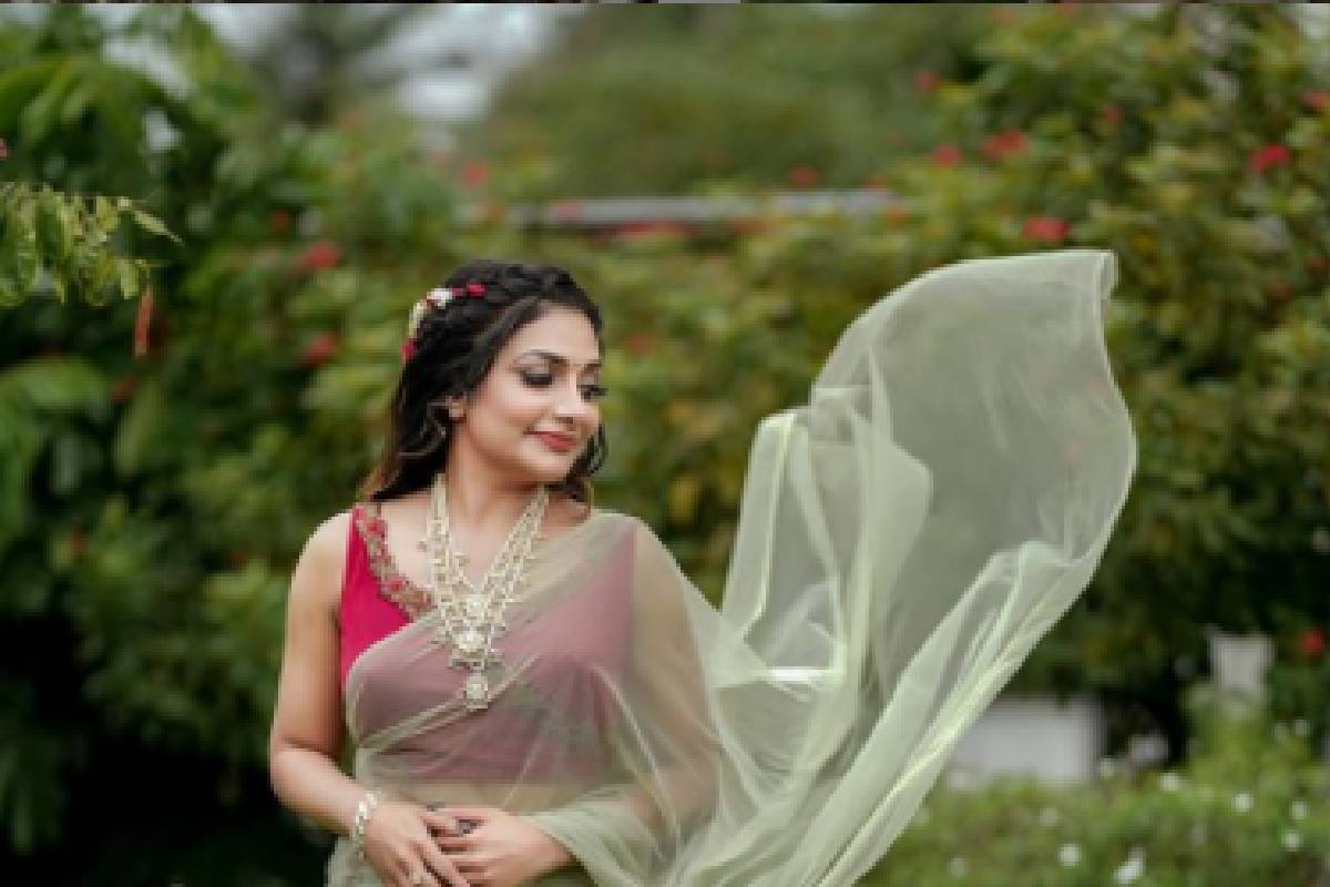 Rimi Tomy | ആദ്യമായി സാരിയുടുത്ത കോളേജ് കുമാരി; പഴയകാല ചിത്രവുമായി റിമി ടോമി