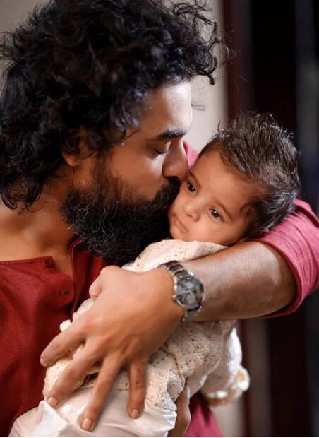 ടൊവിനോയ്ക്ക് പതിയെ സാധാരണ നിലയിലേക്ക് എത്താനാകുമെന്നും നാലഞ്ചു ദിവസത്തിനുള്ളിൽ ടൊവിനോയ്ക്ക് ആശുപത്രി വിടാനാകുമെന്നുമാണ് ഡോക്ടർമാർ പറയുന്നത്.