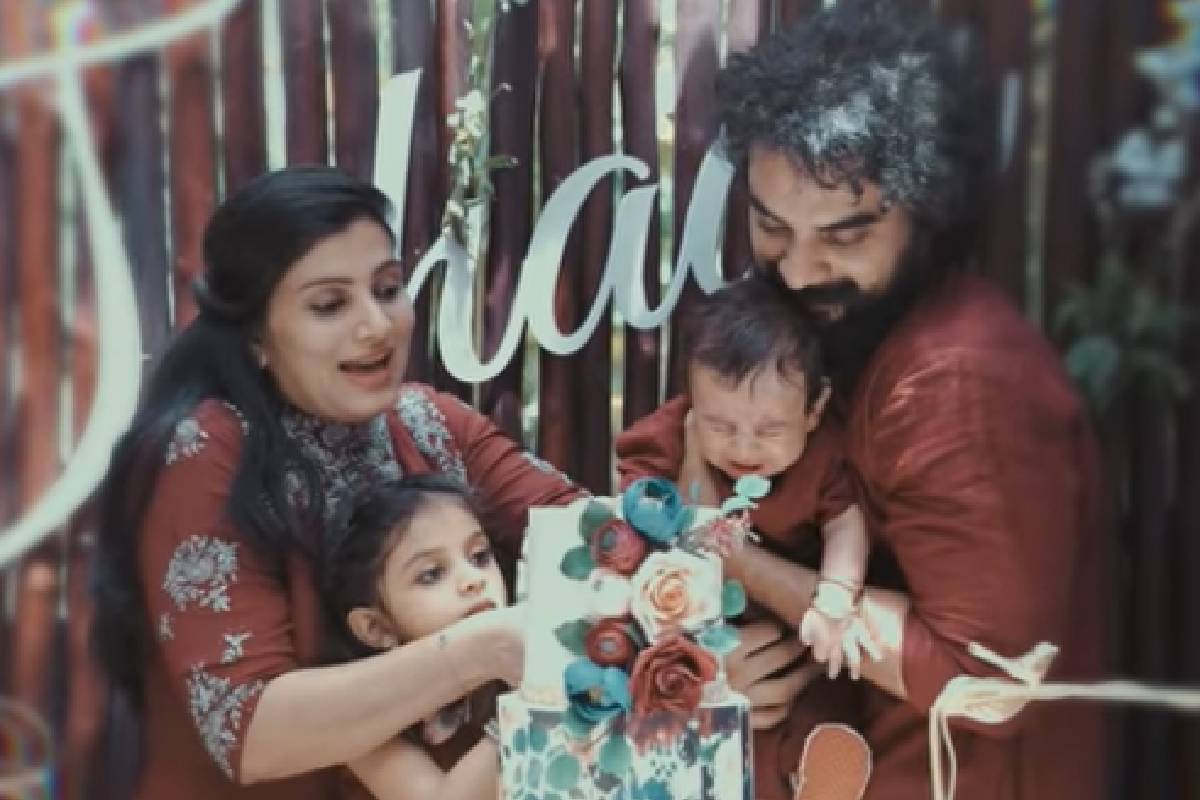 നടൻ ടൊവിനോ തോമസിന്റെ മകൻ ഹാൻ എന്ന ടഹാന്റെ മാമോദീസ ചടങ്ങു കഴിഞ്ഞു. മാമോദീസയുടെ ചിത്രങ്ങൾ ടൊവിനോ സോഷ്യൽ മീഡിയയിൽ പോസ്റ്റ് ചെയ്തു നടൻ ടൊവിനോ തോമസിന്റെ മകൻ ഹാൻ എന്ന ടഹാന്റെ മാമോദീസ ചടങ്ങു കഴിഞ്ഞു. മാമോദീസയുടെ ചിത്രങ്ങൾ ടൊവിനോ സോഷ്യൽ മീഡിയയിൽ പോസ്റ്റ് ചെയ്തു