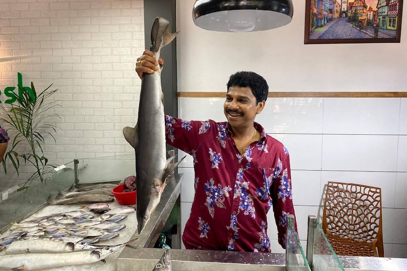 കോവിഡ് കാലം സമസ്ത മേഖലയിലും പ്രതിസന്ധി രൂക്ഷമാക്കിയിരിക്കുകയാണ്. സിനിമ, സീരിയൽ ഷൂട്ടിംഗ് നിലച്ചതോടെ നടൻ വിനോദ് കോവൂരും അഞ്ച് സുഹൃത്തുക്കളും ചേർന്ന് പാലാഴിയിൽ മത്സ്യക്കച്ചവടം നടത്തുന്ന കട തുടങ്ങിയത് ദിവസങ്ങൾക്ക് മുമ്പാണ്