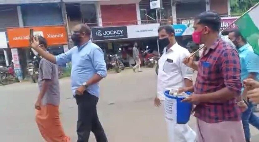   എന്നാൽ മന്ത്രി കെ.ടി. ജലീലിന്റെ മണ്ഡലം ആയ തവനൂരിലെ ചങ്ങരംകുളത്ത് യൂത്ത് കോൺഗ്രസ് നടത്തിയ പ്രതിഷേധം വ്യത്യസ്തമായിരുന്നു.