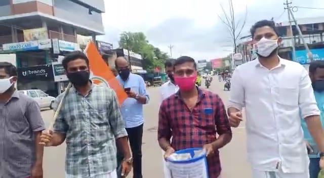  ജലീലിന്   തോർത്ത് മുണ്ട്  വാങ്ങി നൽകാൻ പിച്ച തെണ്ടിയാണ് യൂത്ത് കോൺഗ്രസ് വേറിട്ട പ്രതിഷേധം സംഘടിപ്പിച്ചത്. യൂത്ത് കോൺഗ്രസ് ആലങ്കോട് മണ്ഡലം പ്രവർത്തകരാണ്  പ്രതിഷേധം സംഘടിപ്പിച്ചത്.