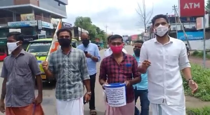  "തുടർച്ചയായി ചോദ്യം ചെയ്യലുകൾക്ക് അന്വേഷണ ഏജൻസികൾക്ക് മുൻപിൽ തലയിൽ മുണ്ടിട്ട് ഹാജരാകുന്ന മന്ത്രിക്ക് തോർത്ത് വാങ്ങി നൽകാൻ ആണ് ഈ സഹായം" ഇങ്ങനെ പറഞ്ഞാണ് യൂത്ത് കോൺഗ്രസ് ബക്കറ്റുമായി ചങ്ങരംകുളത്ത് പ്രതിഷേധ പിച്ച തെണ്ടൽ നടത്തിയത്. 