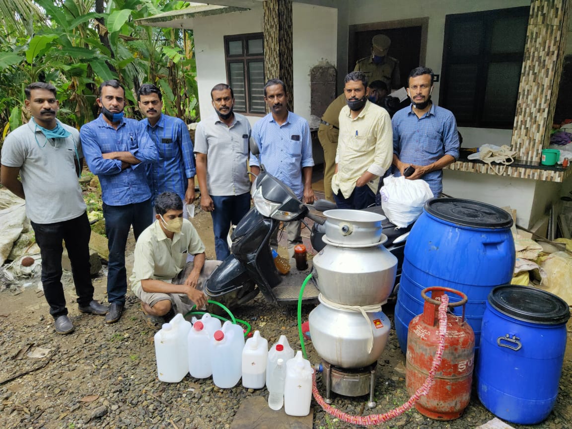  ചടങ്ങുകൾക്കും, പാർട്ടികൾക്കും ഇയാൾ ഓർഡർ സ്വീകരിച്ചു ചാരായം എത്തിച്ചു കൊടുത്തിരുന്നു. ഒരു ലിറ്റർ ചാരായത്തിനു 1200/- രൂപ നിരക്കിൽ ആണ്  വിൽപ്പന നടത്തി വന്നിരുന്നത്. 