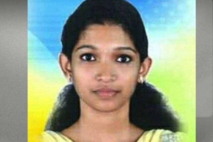  എന്നാൽ യുവാവ് ആവശ്യപ്പെട്ട അത്രയും സ്ത്രീധനം നൽകാൻ കൂലിപ്പണിക്കാരനായ പെൺകുട്ടിയുടെ പിതാവിന് സാധിച്ചില്ല. ഇതോടെ യുവാവാ മറ്റൊരു വിവാഹത്തിനായി ഒരുങ്ങി. മറ്റൊരു യുവതിയുമായി വിവാഹം ഉറപ്പിച്ച ദിവസമാണ് അർച്ചന ആത്മഹത്യ ചെയ്തത്. താൻ മരിക്കാൻ പോകുകയാണെന്ന വാട്സാപ്പ് സന്ദേശം അർച്ചന യുവാവിന് അയയ്ക്കുകയും ചെയ്തു. യുവാവ് സന്ദേശം കണ്ടെന്ന് മനസിയതോടെ അത് ഡിലീറ്റ് ചെയ്തു. തുടർന്ന് ഒതളങ്ങ കഴിച്ചാണ് അർച്ചന ജീവനൊടുക്കിയത്. അർച്ചനയുടെ മെസേജ് കണ്ട യുവാവ് തന്റെ സുഹൃത്തിനെ വിവരം അറിയിച്ചു.