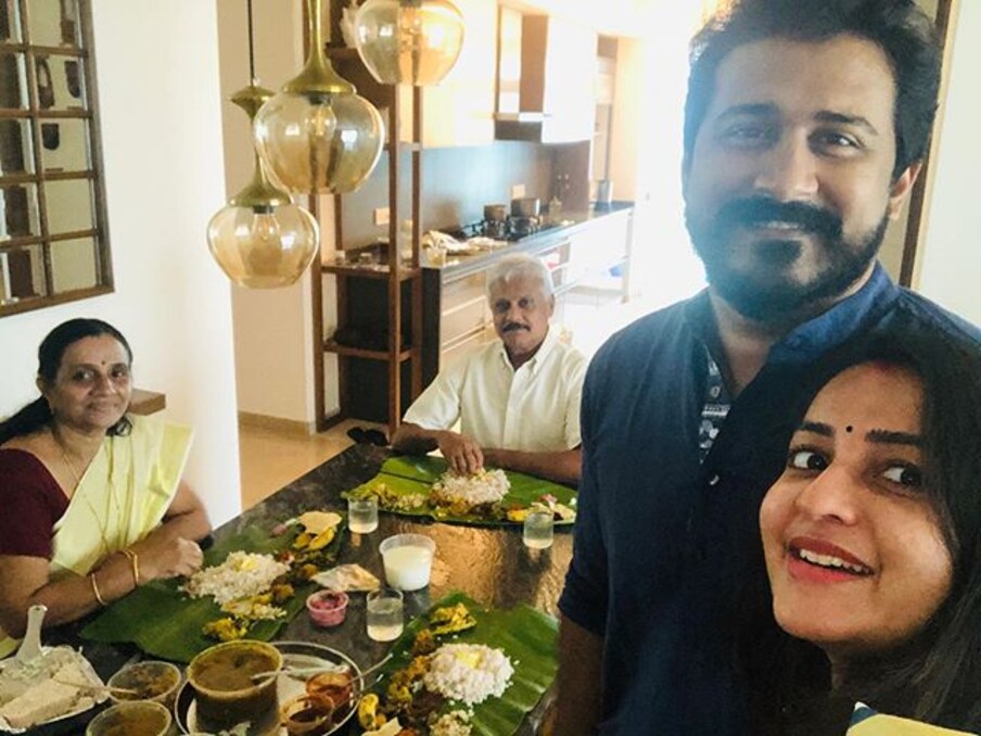  ഓണത്തിന് ഭർത്താവിനും കുടുംബത്തിനുമൊപ്പമുള്ള ചിത്രവും ഭാമ പങ്കുവെച്ചിരുന്നു.