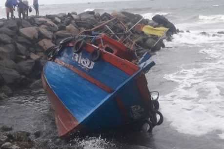മത്സ്യബന്ധന ബോട്ട് തിരയിൽപ്പെട്ട് തകർന്നു; മത്സ്യത്തൊഴിലാളി മരിച്ചു; ബോട്ടുടമയെ കാണാതായി മത്സ്യബന്ധന ബോട്ട് തിരയിൽപ്പെട്ട് തകർന്നു; മത്സ്യത്തൊഴിലാളി മരിച്ചു; ബോട്ടുടമയെ കാണാതായി
