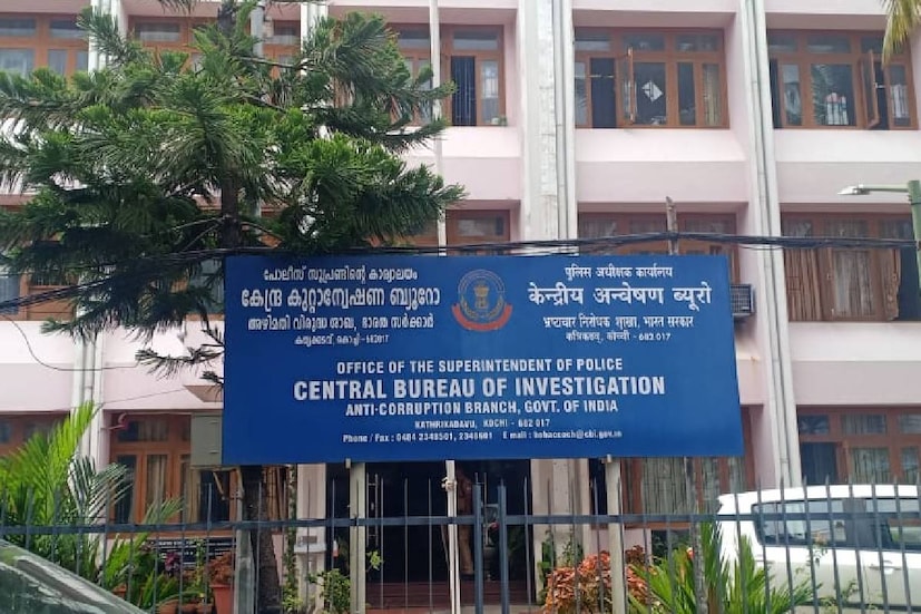  മാനേജർമാരായിരുന്ന പ്രകാശ് തമ്പി, വിഷ്ണു സോമസുന്ദരം എന്നിവരുടെ പരിശോധനയും കേസിൽ നിർണ്ണായകമാണ്. തിരുവനന്തപുരം സ്വർണ്ണക്കടത്ത് കേസുമായി  ഇരുവരും ബന്ധപ്പെട്ടതോടെയാണ് കേസ് മറ്റൊരു വഴിയിലേക്ക് തിരിഞ്ഞത്. രണ്ടുപേരുമായി  ബാലഭാസ്കറിന്‍റെ പണമിടപാടുകളും അന്വേഷണ സംഘം പരിശോധിച്ചിരുന്നു. കണക്കുകൾക്കപ്പുറം ഏതെങ്കിലും രീതിയിൽ ഇവർ ബാലഭാസ്കറിനെ  ഉപയോഗിച്ചിരുന്നോയെന്നാകും സിബിഐ പരിശോധിക്കുക. 