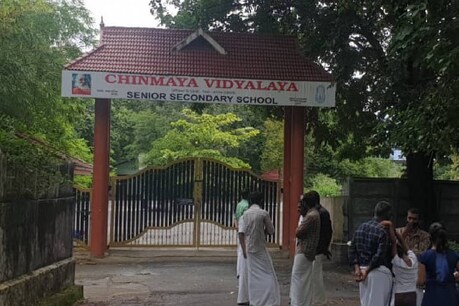 'സ്പെഷ്യൽ ഫീസടച്ചില്ല; പാലക്കാട് തത്തമംഗലം ചിന്മയ വിദ്യാലയത്തിലെ വിദ്യാർഥികളെ ഓൺലൈൻ ക്ലാസിൽ നിന്ന് പുറത്താക്കി 'സ്പെഷ്യൽ ഫീസടച്ചില്ല; പാലക്കാട് തത്തമംഗലം ചിന്മയ വിദ്യാലയത്തിലെ വിദ്യാർഥികളെ ഓൺലൈൻ ക്ലാസിൽ നിന്ന് പുറത്താക്കി