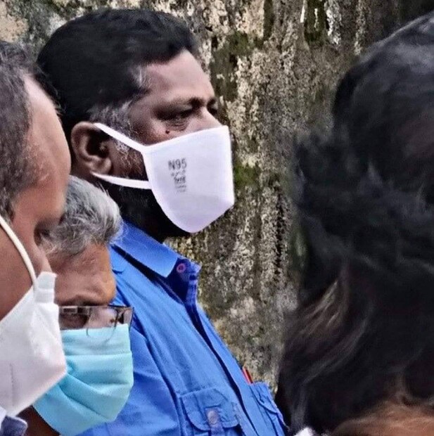  അടൂർ എം എൽ എ ചിറ്റയം ഗോപകുമാറിനും കുടുംബാംഗങ്ങൾക്കും കഴിഞ്ഞദിവസം ആയിരുന്നു കോവിഡ് സ്ഥിരീകരിച്ചത്. എം എൽ എയുടെ ഭാര്യയ്ക്കും രണ്ടു മക്കൾക്കും രോഗം സ്ഥിരീകരിച്ചതിനൊപ്പം അദ്ദേഹത്തിന്റെ പിഎയ്ക്കും ഡ്രൈവർക്കും കോവിഡ് സ്ഥിരീകരിച്ചിരുന്നു.