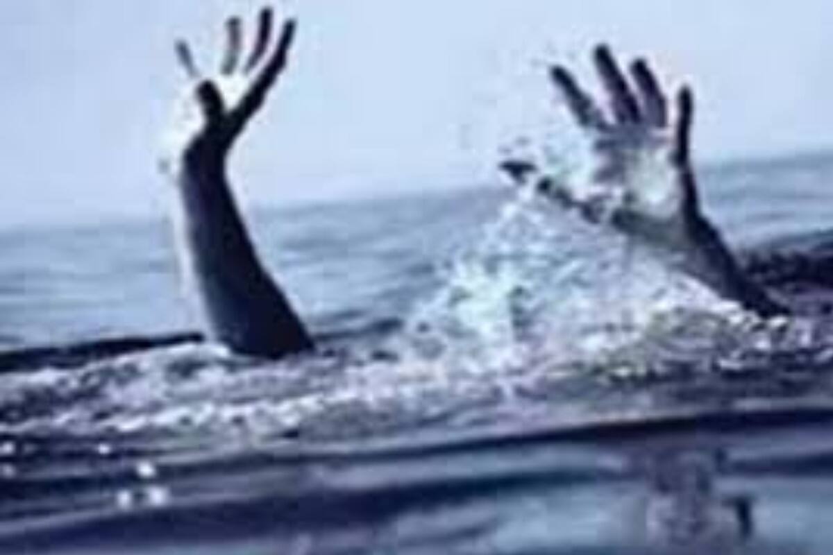 ആലപ്പുഴ വഴിച്ചേരി സെന്റ് ജോസഫ് സ്ട്രീറ്റ് വിമൽ ഭവനത്തിൽ വിമൽ രാജ്, വിമൽ രാജിൻറെ സഹോദരന്റെ മകൻ ബെനഡിക്ട് എന്നിവരാണ് മരിച്ചത്. ആലപ്പുഴ വഴിച്ചേരി സെന്റ് ജോസഫ് സ്ട്രീറ്റ് വിമൽ ഭവനത്തിൽ വിമൽ രാജ്, വിമൽ രാജിൻറെ സഹോദരന്റെ മകൻ ബെനഡിക്ട് എന്നിവരാണ് മരിച്ചത്.