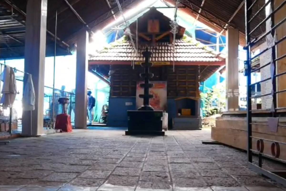  കഴിഞ്ഞ ചൊവ്വാഴ്ച പുലർച്ചെ രണ്ടു മണിയോടെയാണ് കൂത്ത്പറമ്പ് തിരൂർകുന്ന് മഹാഗണപതി ക്ഷേത്രത്തിൽ കള്ളൻ എത്തിയത്. പരിസരം ഒക്കെ നിരീക്ഷിച്ചു കള്ളൻ ഗേറ്റ് ചാടിക്കടന്നാണ് അമ്പലത്തിൽ കയറിയത്.