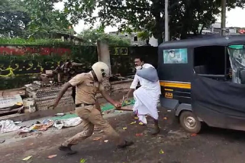  കഴിഞ്ഞ വെള്ളിയാഴ്ച യൂത്ത് കോണ്ഗ്രസ് മാർച്ചിനിടെയാണ് സംഭവം ഉണ്ടായത്. മലപ്പുറം കുന്നുമ്മലിൽ കെ എസ് ആർ ടി സി ബസ് സ്റ്റാൻഡിന് സമീപത്തെ ഓട്ടോ സ്റ്റാന്റിനടുത്ത് വച്ച് പൊലീസ് ഉദ്യോഗസ്ഥൻ അകാരണമായി മർദ്ദിച്ചു എന്നാണ് ശിവരാമന്റെ പരാതി.