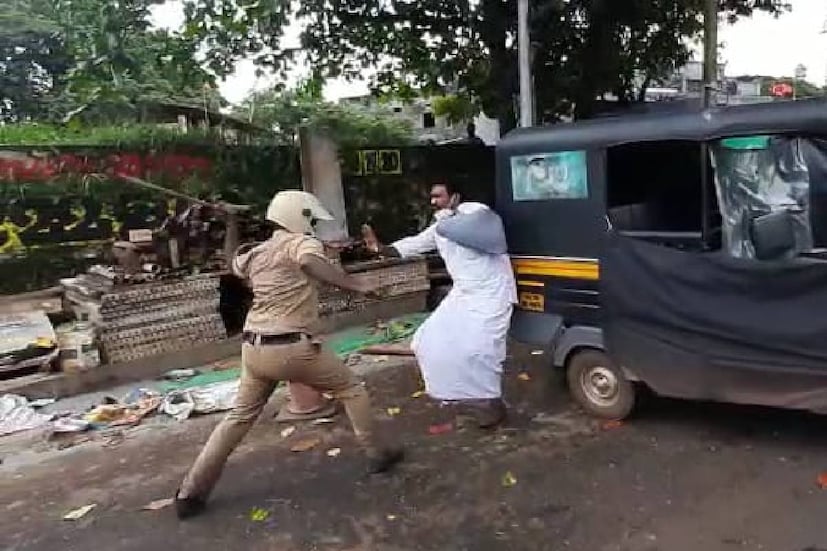  കഴിഞ്ഞ മാസം 31ന് പി എസ് സി ചെയർമാന്റെ വസതിയിലേക്ക് നടന്ന മാർച്ചിനിടയിലും ശിവരാമന് പൊലീസ് ലാത്തി ചാർജിൽ പരിക്കേറ്റിരുന്നു.  തുടർന്ന് ഇടതു കൈവിരലുകൾക്ക് പൊട്ടൽ സംഭവിച്ച് കൈ പ്ലാസ്റ്ററിട്ട അവസ്ഥയിലായിരുന്നു ശിവരാമൻ.  എന്റെ കൈക്ക് വയ്യ, പൊട്ടിയതാണ് എന്ന് പറഞ്ഞിട്ടും അതൊന്നും  കേൾക്കാതെ പൊലീസ് മർദ്ദിച്ചുവെന്നും ശിവരാമൻ പരാതിയിൽ പറയുന്നു.