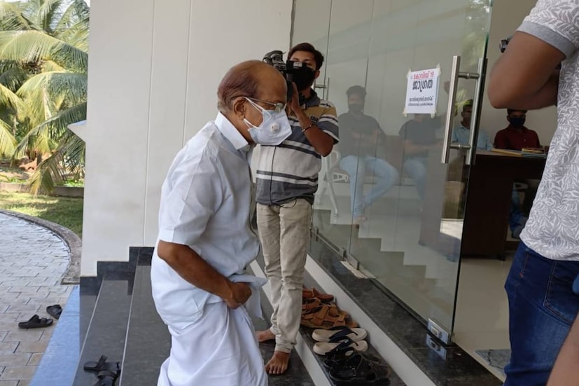  മലപ്പുറം: പി.കെ കുഞ്ഞാലിക്കുട്ടി കേരള രാഷ്ട്രീയത്തിലേക്ക് മടങ്ങിവരുന്നു. തദ്ദേശസ്ഥാപന തെരഞ്ഞെടുപ്പിൽ മുസ്ലിം ലീഗിന്റെ ചുമതല കുഞ്ഞാലിക്കുട്ടിക്ക് നൽകാൻ മുസ്ലിം ലീഗ് ഉന്നതാധികാര സമിതി യോഗമാണ് തീരുമാനിച്ചത്.