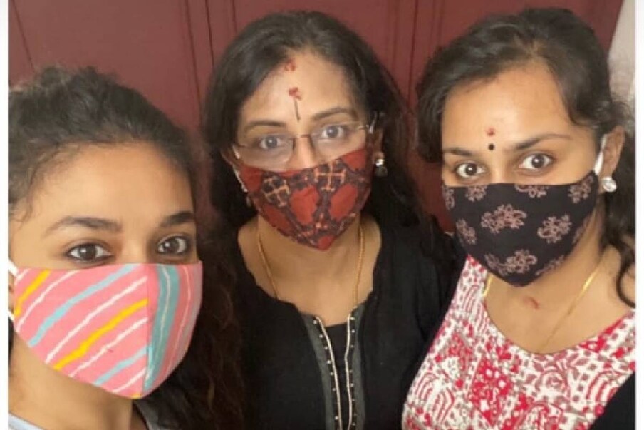  പ്രിയപ്പെട്ട കൂട്ടുകാരി സമ്മാനിച്ച രാമച്ചത്തിന്റെ ഔഷധഗുണമുള്ള ഫേസ്മാസ്ക് ധരിച്ച് മേനകയും മക്കളായ രേവതിയും കീർത്തിയും. കഴിഞ്ഞ ദിവസം കീർത്തിയാണ് ആ ഫോട്ടോ ഇൻസ്റ്റഗ്രാമിൽ പോസ്റ്റ് ചെയ്തത്. ആ കൂട്ടുകാരിയും മലയാള സിനിമയുടെ പ്രിയ നായിക തന്നെയാണ്