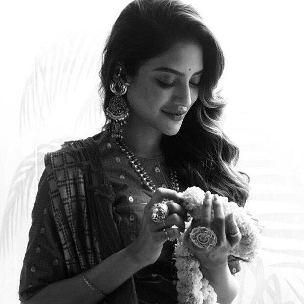  പശ്ചിമ ബംഗാളിലെ ഉത്സവ സീസണിന്റെ തുടക്കം കുറിക്കുന്ന മഹാലയയുടെ ഭാഗമായിട്ടാണ് ജഹാൻ ദുർഗാദേവിയായി വേഷമിട്ടുകൊണ്ട് ഫോട്ടോഷൂട്ട് നടത്തിയത്. ദുർഗാദേവിയായി കയ്യിൽ ത്രിശൂലുമായി പോസ് ചെയ്തു കൊണ്ടുള്ളതാണ് ഫോട്ടോ. ഇതിന്റെ വീഡിയോയും അവർ പിന്നീട് പോസ്റ്റ് ചെയ്തിരുന്നു.