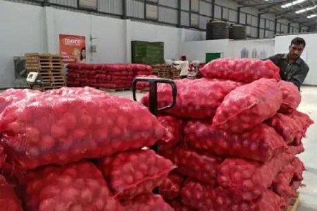 Onion Price| ഉള്ളി വില മൂന്നിരട്ടിയായി; കയറ്റുമതി നിരോധിച്ച് കേന്ദ്രം Onion Price| ഉള്ളി വില മൂന്നിരട്ടിയായി; കയറ്റുമതി നിരോധിച്ച് കേന്ദ്രം