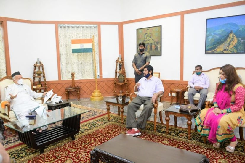  കേന്ദ്ര സാമൂഹ്യനീതി, ശാക്തീകരണ സഹമന്ത്രി ഡോ. രാംദാസ് അത്തേവാലക്കൊപ്പം ചലച്ചിത്ര നടി പയൽ ഘോഷ് മുംബൈയിലെ രാജ്ഭവന്‍ സന്ദർശിച്ച് ഒരു മെമ്മോറാണ്ടം നൽകിയതായി ഗവർണർ ട്വീറ്റ് ചെയ്തു. (Image: Special Arrangement)