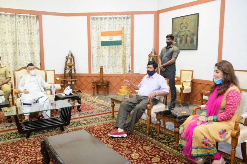  'വൈ' കാറ്റഗറി സുരക്ഷ ആവശ്യപ്പെട്ടാണ് നടി ഗവർണറെ കണ്ടത്. രാജ്ഭവനിലെത്തിയാണ് നടി അദ്ദേഹത്തെ കണ്ടത്. കേന്ദ്രമന്ത്രി രാംദാസ് അത്തേവാലയും നടിക്കൊപ്പമുണ്ടായിരുന്നു.(Image: Special Arrangement)