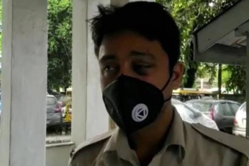  അസം: രാജ്യത്ത് കോവിഡ് മഹാമാരി കൂടുതൽ പേരിലേക്ക് വ്യാപിക്കുകയാണ്. മാസ്ക് ധരിക്കുക, സാമൂഹ്യ അകലം പാലിക്കുക, കൈ കഴുകുക തുടങ്ങിയ കാര്യങ്ങൾ പിന്തുടരാൻ ആരോഗ്യപ്രവർത്തകരും പൊലീസും ഭരണകൂടവും നിരന്തരം നിർദ്ദേശിക്കുകയാണ്.