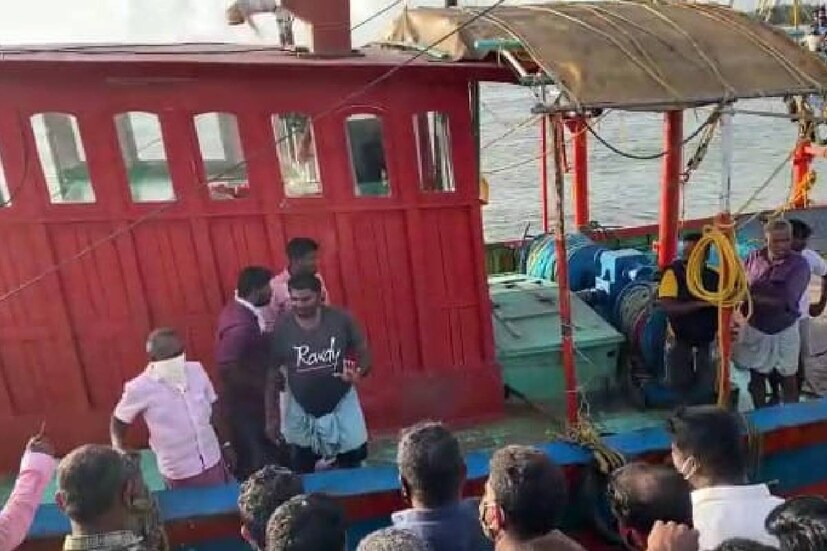  മലപ്പുറം: ബോട്ട് തകർന്നതിനെ തുടർന്ന് കടലിൽ കുടുങ്ങിയ പൊന്നാനിയിലെ മത്സ്യത്തൊഴിലാളികളെ അത്ഭുതകരമായി രക്ഷപ്പെടുത്തി. പൊന്നാനിയിൽ നിന്നും രക്ഷാ പ്രവർത്തനത്തിന് പോയ മത്സ്യതൊഴിലാളികൾ തന്നെ ആണ് കടലിൽ ഒഴുകുകയായിരുന്ന ആറു പേരെ രക്ഷപ്പെടുത്തിയത്.
