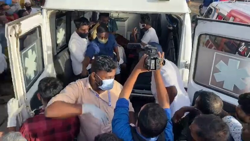  സ്രാങ്ക് നാസർ, കുഞ്ഞബാവ, മുനവീർ, സുബൈർ, ഷഫീർ എന്നീ പൊന്നാനി സ്വദേശികളെയും പശ്ചിമ ബംഗാൾ സ്വദേശിയെയുമാണ് കടലിൽ നിന്നും രക്ഷപ്പെടുത്തിയത്. പൊന്നാനിയിൽ നിന്നും 6 ഫൈബർ വള്ളങ്ങളിൽ രക്ഷാപ്രവർത്തനത്തിന് കടലിലേക്ക് പോയ പൊന്നാനിയിലെ മത്സ്യ തൊഴിലാളികൾ കാണുമ്പോൾ അവർ കടലിൽ ലൈഫ് ജാക്കറ്റ് അണിഞ്ഞ് ഓളങ്ങളിൽ കൂട്ടം തെറ്റാതെ ഒഴുകി നിൽക്കുക ആയിരുന്നു.