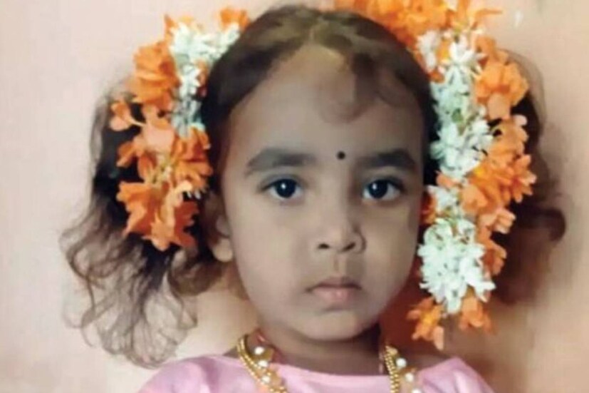  ബംഗളൂരു: ബാധ ഒഴിപ്പിക്കാനെന്ന പേരിൽ ആൾദൈവവും സഹോദരനും ചേർന്ന് മൂന്നു വയസുകാരിയെ മർദ്ദിച്ചു കൊന്നു. കർണാടക ചിത്രദുർഗയിലെ അജിക്യതനഹള്ളിയിലാണ് സംഭവം. രാത്രിയിൽ ഉറക്കത്തിൽ ഞെട്ടിയുണർന്ന് കരയുന്ന സ്വഭാവം മൂന്നു വയസുകാരിയായ കുട്ടിക്ക് ഉണ്ടായിരുന്നു. ഇങ്ങനെ കരയുന്നത് ബാധ കൂടിയതാകാമെന്ന് തെറ്റിദ്ധരിച്ചാണ് മാതാപിതാക്കൾ കുട്ടിയെ ദുർമന്ത്രവാദത്തിനായി എത്തിച്ചത്. (കൊല്ലപ്പെട്ട പൂർവിക)