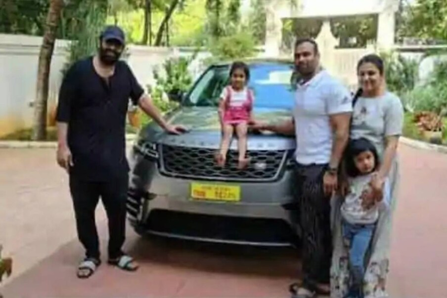  ഇപ്പോൾ പ്രഭാസ് വാർത്തകളിൽ നിറയുന്നത് ഒരു സമ്മാനത്തിന്റെ പേരിലാണ്. തന്റെ ജിം ട്രയിനറും മുൻ ബോഡി ബിൽഡറുമായിരുന്ന ലക്ഷ്മൺ റെഡ്ഡിക്ക് ഒരു ആഡംബര എസ് യു വിയാണ് താരം സമ്മാനിച്ചിരിക്കുന്നത്.