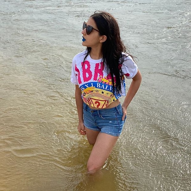  സ്വയം പിങ്ക് റോസ് എന്ന വിശേഷിപ്പിച്ച് ഒരു കുറിപ്പും ചിത്രത്തിനൊപ്പം സാറ പോസ്റ്റ് ചെയ്തിട്ടുണ്ട്. പിങ്ക് ബിക്കിനിയിൽ ഒരു പിങ്ക് റോസ് പിങ്ക് ബലൂണിൽ ഇരിക്കുന്നു എന്നാണ് സാറ കുറിച്ചിരിക്കുന്നത്.