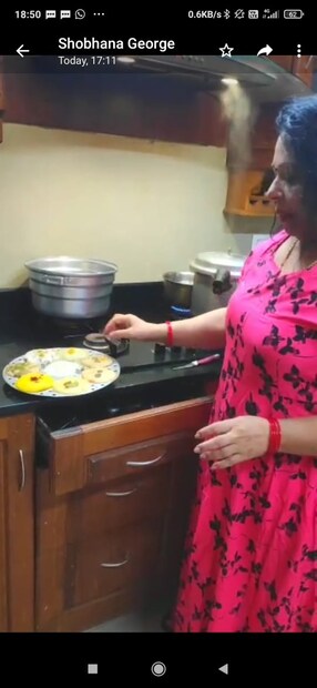  ഇനി ഇഡലി മാവിനൊപ്പം ഒരു മുട്ടപൊട്ടിച്ച് ഒഴിച്ചാൽ മുട്ട ഇഡലിയായി. മഞ്ഞൾ ചേർത്തും ഇങ്ങനെ ഇഡലി ഉണ്ടാക്കാം. ആഹാരത്തോട് വിമുഖത കാണിക്കുന്ന കുട്ടികളെ ആകർഷിക്കാൻ ഈ പൊടിക്കൈക്ക് പറ്റുമെന്നാണ് ശോഭന പറയുന്നത്.