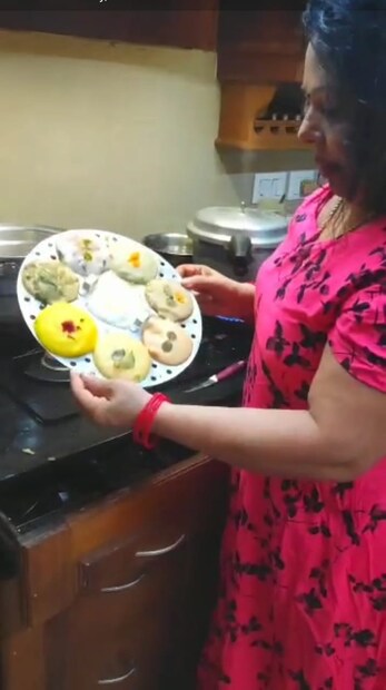  ശർക്കരയും ജീരകവും ചേർത്ത് ഇഡലി ഉണ്ടാക്കിയാൽ കുട്ടികൾക്ക് പ്രിയങ്കരമാകും. അല്പം ചുക്കുപൊടി കൂടി ചേർത്താൽ വട്ടയപ്പത്തേക്കാൾ സ്വാദിഷ്ടമാണെന്ന് ശോഭനാ ജോർജ് സാക്ഷ്യപ്പെടുത്തുന്നു.