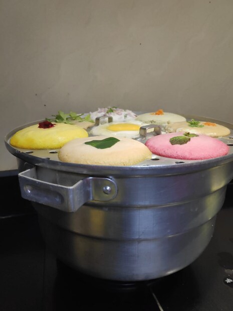  ബീറ്റ്റൂട്ട് പുഴുങ്ങി മിക്സിയിൽ അടിച്ച് ഇഡലിയിൽ ചേർത്താൽ മനോഹരമായ ബീറ്റ്റൂട്ട് ഇഡലിയായി. മല്ലി, ഇഞ്ചി, കറിവേപ്പില, പച്ചമുളക് ഇവ കൊത്തിയരിഞ്ഞ് ചേർത്താൽ വ്യത്യസ്ത രുചിയുള്ള ഇഡലി റെഡി. ഇത്തരത്തിൽ പുതിന ഇലചേർത്തും ഇഡലി ഉണ്ടാക്കാം.