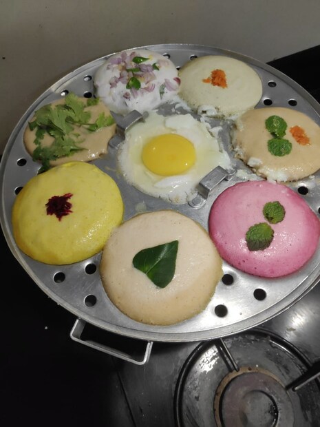  പാചക പരീക്ഷണം ശോഭനയ്ക്ക് പുതുമയുള്ള കാര്യമല്ല. ചെങ്ങന്നൂരിൽ എം.എൽ.എ. ആയിരുന്ന കാലത്തുതന്നെ ഒഴിവു സമയം കിട്ടുമ്പോഴും ടെൻഷൻ ഉണ്ടാകുമ്പോഴും പാചകത്തിൽ പരീക്ഷണം നടത്താറുണ്ടെന്ന് ശോഭന പറയുന്നു.