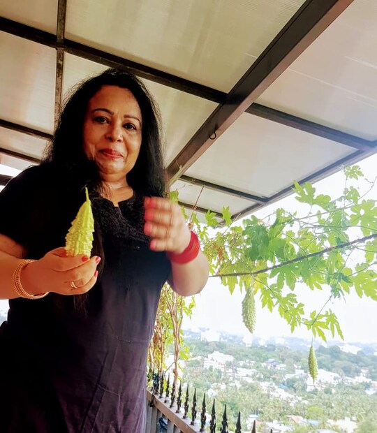  കഴിഞ്ഞ ഓണക്കാലത്ത് പൂക്കളമിടാൻ അന്യസംസ്ഥാനങ്ങളിൽ നിന്ന് വരുന്ന പൂക്കൾ ഉപയോഗിക്കരുതെന്ന് മുഖ്യമന്ത്രി പറഞ്ഞതിനാൽ ശോഭന പച്ചക്കറി കൊണ്ട് ഫ്ലാറ്റിൽ പൂക്കളമിട്ടു.