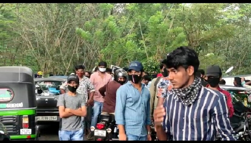  തടിച്ച് കൂടിയവരുടെ വാഹനം അഞ്ചൽ പൊലീസ് പിടിച്ചെടുത്തു. ഒരാളിന് 2000 രൂപ എന്ന നിരക്കിൽ പിഴ ചുമത്തുകയും ചെയ്തു. കൊല്ലം കരവാളൂർ ഗ്രാമപഞ്ചായത്തിലെ വെഞ്ചേമ്പ് പിനാക്കിൾ വ്യൂ പോയിൻറിലാണ് കോവിഡ് മാനദണ്ഡങ്ങൾ ലംഘിച്ച് അഞ്ഞൂറോളം പേർ എത്തിയത്.