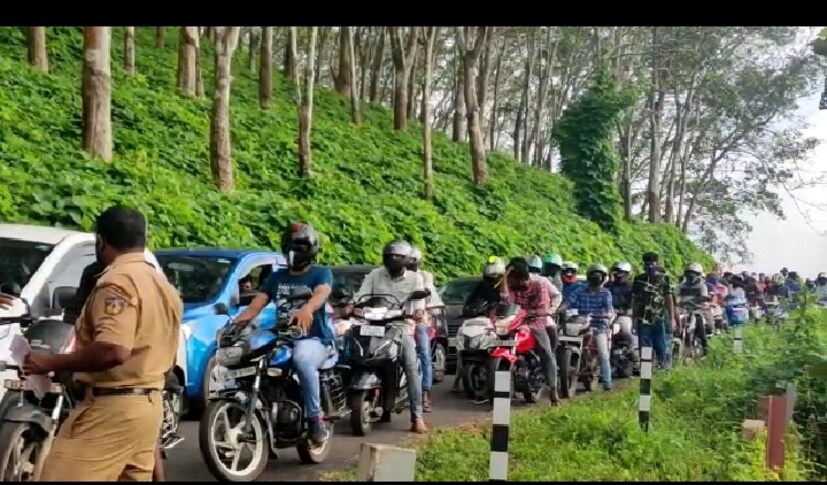  അതിശക്തമായ മഞ്ഞുവീഴ്ചയാണ് ഇവിടെ ദിവസങ്ങളായി അനുഭവപ്പെടുന്നത്. നേരത്തെ ചുരുക്കം ചിലർ എത്തി മടങ്ങിയിരുന്നു. മഞ്ഞുവീഴ്ചയുടെ ദൃശ്യങ്ങൾ സമൂഹമാധ്യമങ്ങളിൽ പ്രചരിച്ചതോടെ ആളുകൾ കൂട്ടമായി എത്തുകയായിരുന്നു. എത്തിയതിലേറെയും യുവാക്കളാണ്. നിരവധി പെൺകുട്ടികളും ഉണ്ടായിരുന്നു.