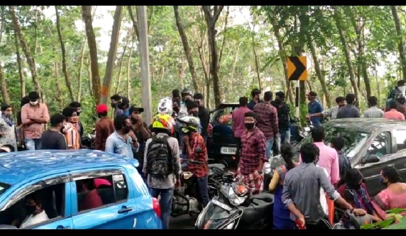  ഇവിടേക്കുള്ള വഴി പൊലീസ് കെട്ടി അടക്കുകയും ചെയ്തു. വാഹനം വിട്ടു കിട്ടുന്നതിന് ഇനി വേറെയും പിഴ അടയ്ക്കണം. ജില്ലയുടെ വിവിധ ഭാഗങ്ങളിൽ നിന്നുള്ളവരാണ് മഞ്ഞുവീഴ്ച കാണാനെത്തിയത്.
