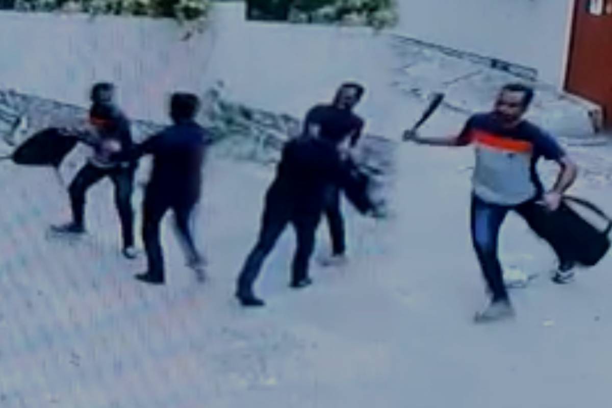 Video| ഒരേ ബൈക്കിലെത്തി; ബാഗില്‍നിന്ന് വാളെടുത്ത് ഗുണ്ടാനേതാവിന്റെ കഴുത്തില്‍ വെട്ടി