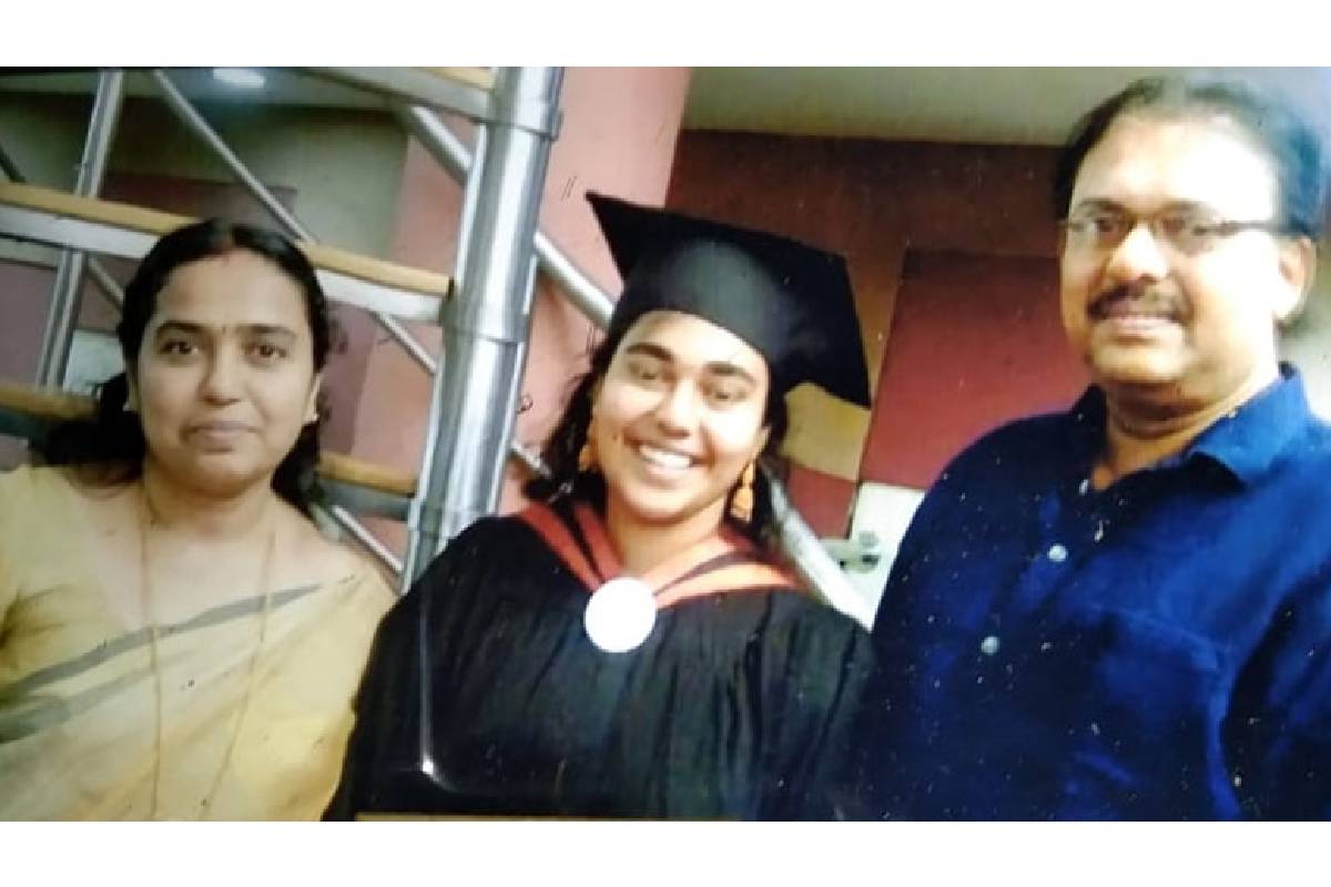 ശ്രീകുമാറും ഭാര്യ മിനിയും മകൾ അനന്തലക്ഷ്മിയും