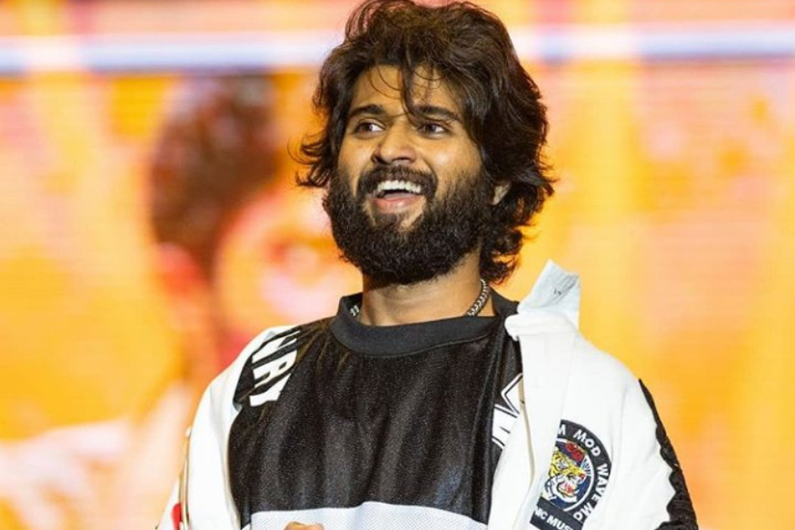  ബിഎംഡബ്ല്യൂ സീരീസ് 5 ബോളിവുഡിലടക്കം നിരവധി സെലിബ്രിറ്റികളുടെ ഇഷ്ടവാഹനമാണ്. ആകർഷകമായ ഇന്റീരിയറാണ് കാറിന്റെ പ്രത്യേകത. 5.80 സെക്കന്‍ഡില്‍ നിശ്ചലാവസ്ഥയിൽ നിന്ന് നൂറ് കിലോമീറ്റര്‍ വേഗം കൈവരിക്കാന്‍ ഈ കാറിന് സാധിക്കും. മണിക്കൂറില്‍ 250 കിലോമീറ്ററാണ് ഉയർന്ന വേഗത.