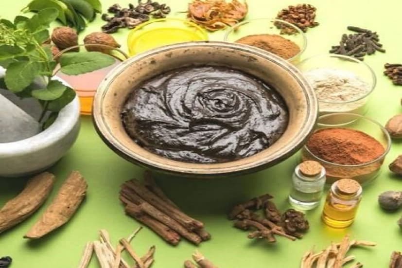  യൂക്കാലിപ്റ്റ്സ് തൈലം, പുതിന, അയമോദകം ഇവയിലൊന്നിട്ട് ആവി പിടിക്കുക. ആറ്- എട്ട് മണിക്കൂർ ഉറക്കം, ആവശ്യത്തിന് വ്യായാമം, ആശങ്ക കുറയ്ക്കാനും ശ്വാസകോശത്തിന്റെയും ഹൃദയത്തിന്റെയും ശരിയായ പ്രവർത്തനങ്ങൾക്ക് യോഗയും നിർദേശിക്കുന്നു.