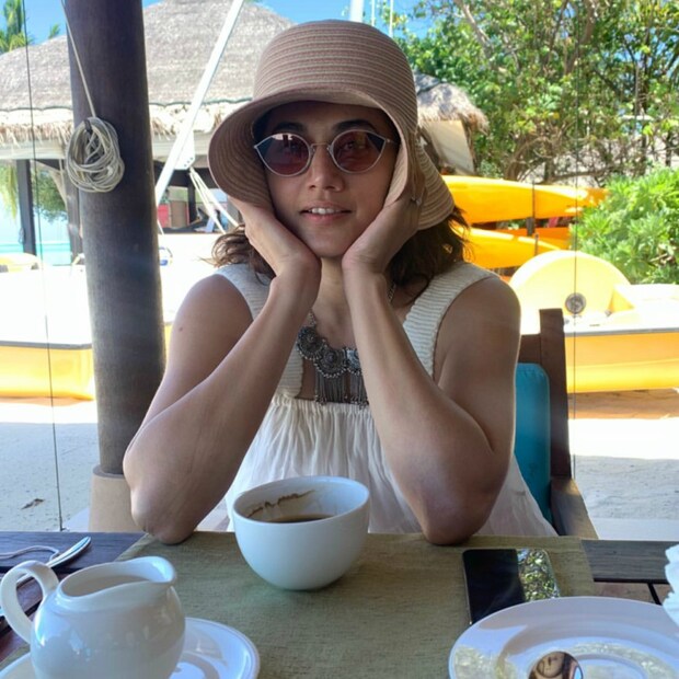  താപ്സിയുടെ ഉടുപ്പിന്റെ വിലയെ കുറിച്ചാണ് ഫാഷൻ ലോകത്തെ ചർച്ച. ഇറ്റുവാന ബ്രാൻഡ് കോട്ടൺ ഉടുപ്പിന്റെ വില 12,516 രൂപയാണെന്നും കണ്ടുപിടിച്ചു കഴിഞ്ഞു.