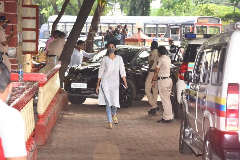  ലഹരി മരുന്ന് കേസിൽ അറസ്റ്റിലായതിനെ തുടർന്ന് മുംബൈയിലെ ബൈക്കുള ജയിലിൽ പ്രവേശിപ്പിച്ച റിയ രണ്ടുദിവസം മുമ്പാണ് ജയിൽ മോചിതയായത്. ഇതിന് പിന്നാലെയാണ് അഭിഭാഷകന്‍റെ പ്രതികരണം.