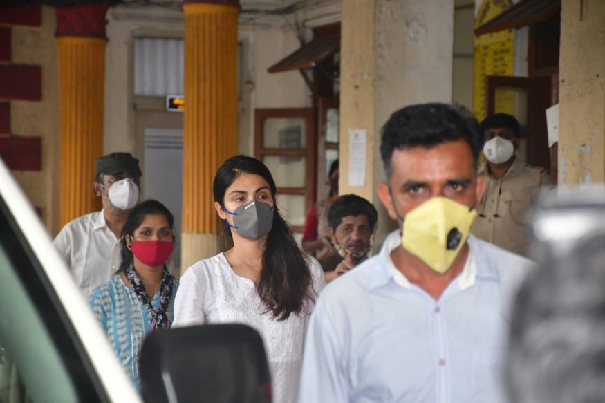  ജയിലിൽ ഒരു സാധാരണ അന്തേവാസിയെപ്പോലെ തന്നെയാണ് റിയ പെരുമാറിയതും കഴിഞ്ഞിരുന്നതും. ഇതിനൊപ്പം അതിനുള്ളിലുള്ളവരെ യോഗയും അഭ്യസിപ്പിച്ചിരുന്നു എന്നാണ് അഭിഭാഷകൻ പറയുന്നത്.